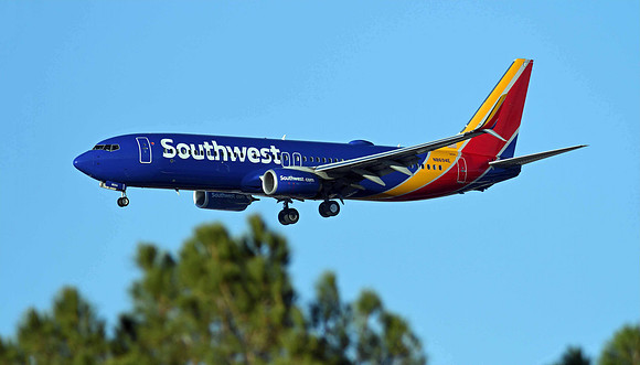 Boeing 737-8H4 (24x42)